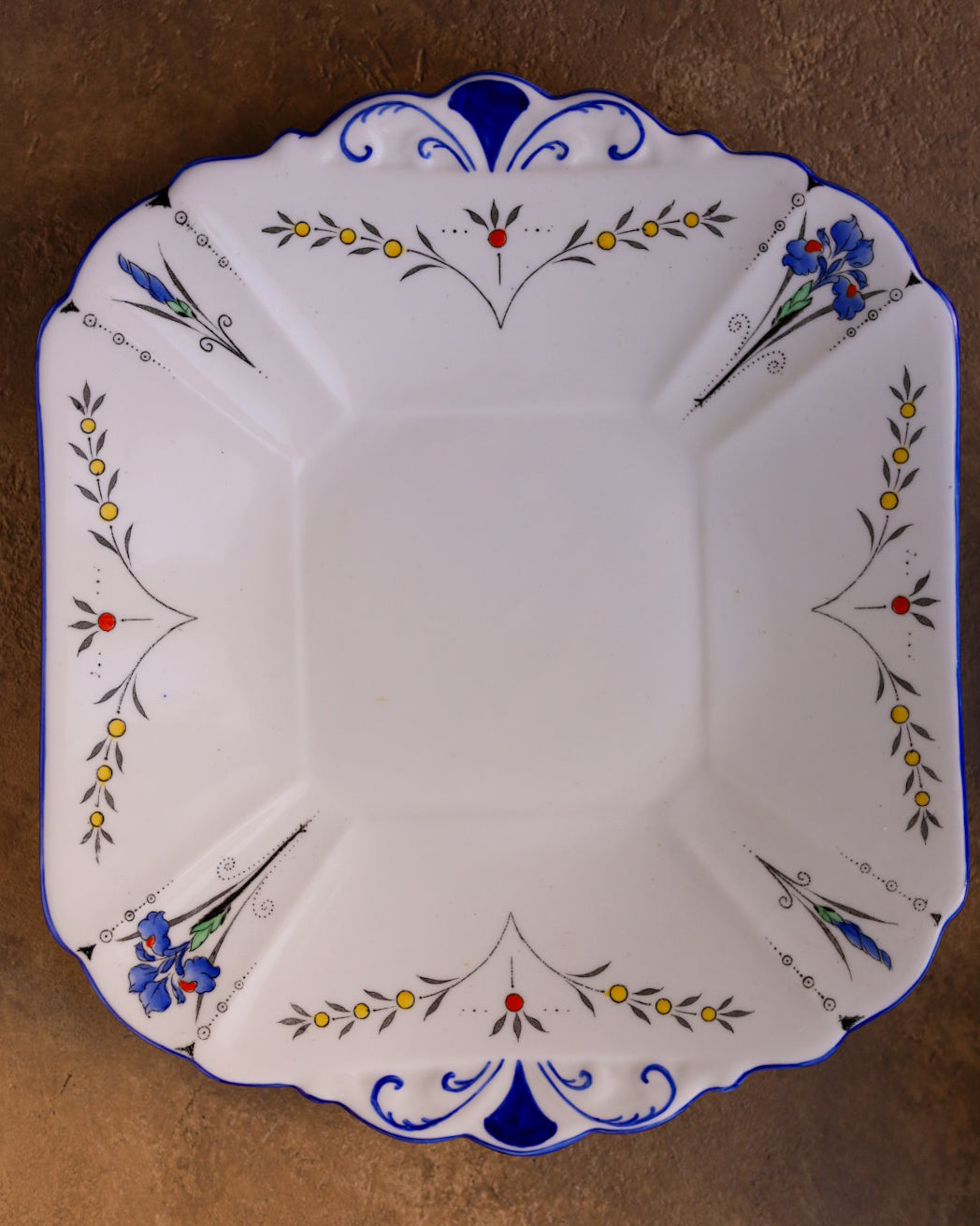 Servizio da tè in porcellana Shelley, decoro Art Déco con iris, 2 trio e vassoio, Inghilterra, anni ‘30