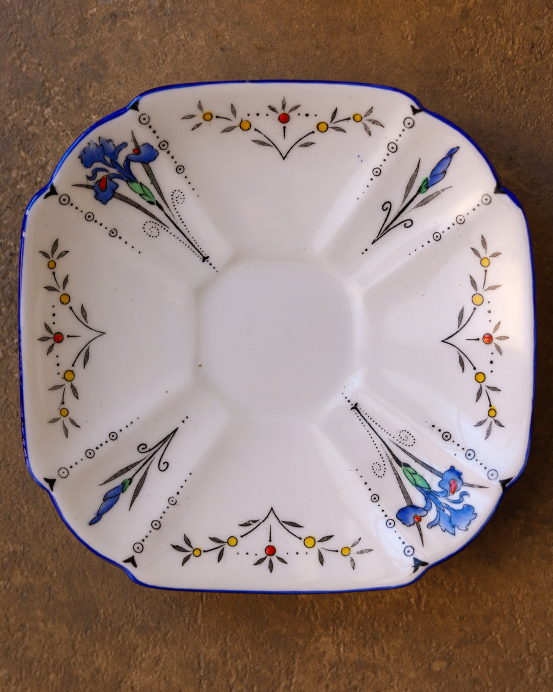 Servizio da tè in porcellana Shelley, decoro Art Déco con iris, 2 trio e vassoio, Inghilterra, anni ‘30