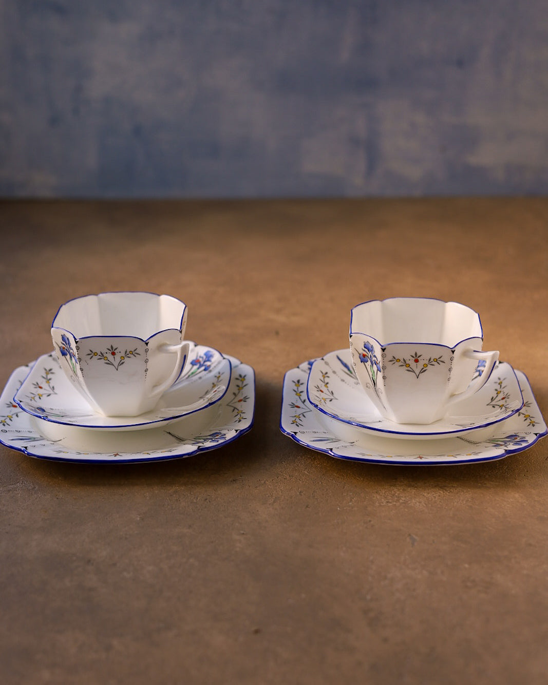Servizio da tè in porcellana Shelley, decoro Art Déco con iris, 2 trio e vassoio, Inghilterra, anni ‘30