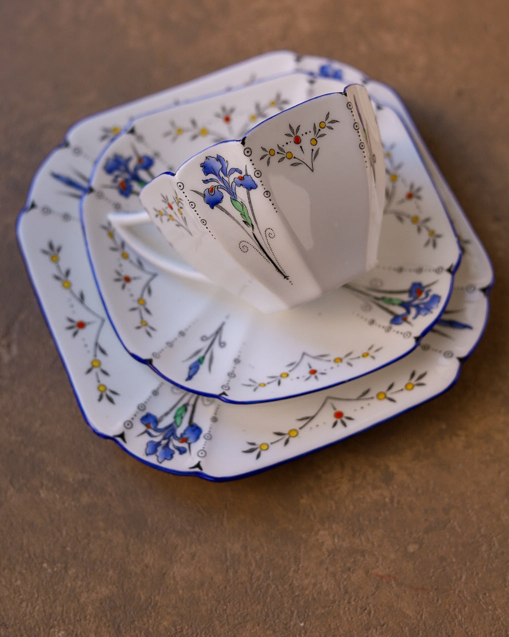 Servizio da tè in porcellana Shelley, decoro Art Déco con iris, 2 trio e vassoio, Inghilterra, anni ‘30