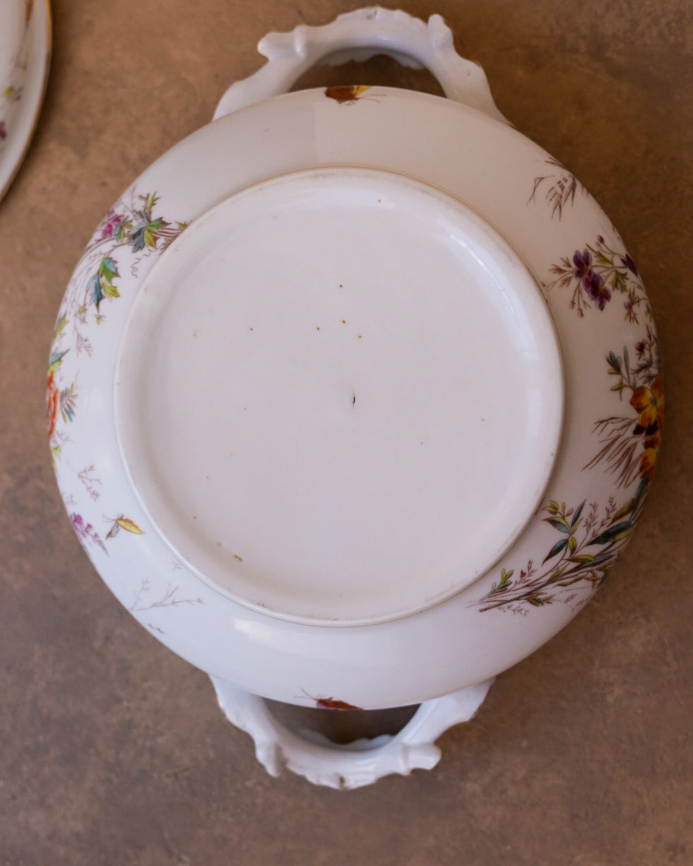 Zuppiera in Porcellana Francese a Decoro Floreale e Farfalle – Fine '800