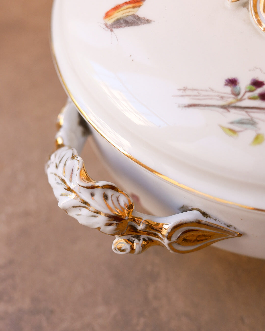 Zuppiera in Porcellana Francese a Decoro Floreale e Farfalle – Fine '800