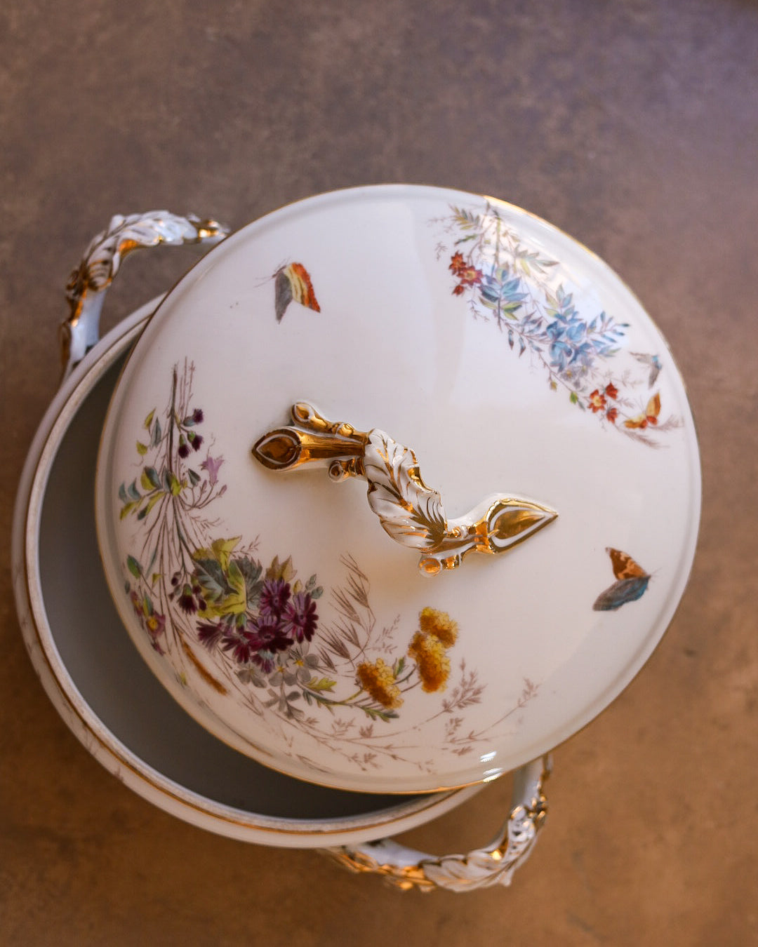 Zuppiera in Porcellana Francese a Decoro Floreale e Farfalle – Fine '800