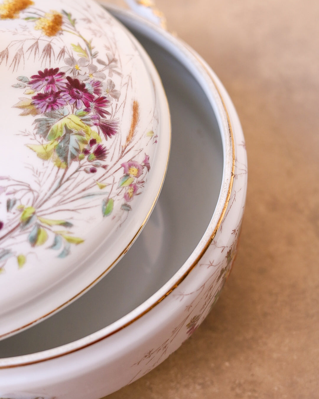 Zuppiera in Porcellana Francese a Decoro Floreale e Farfalle – Fine '800