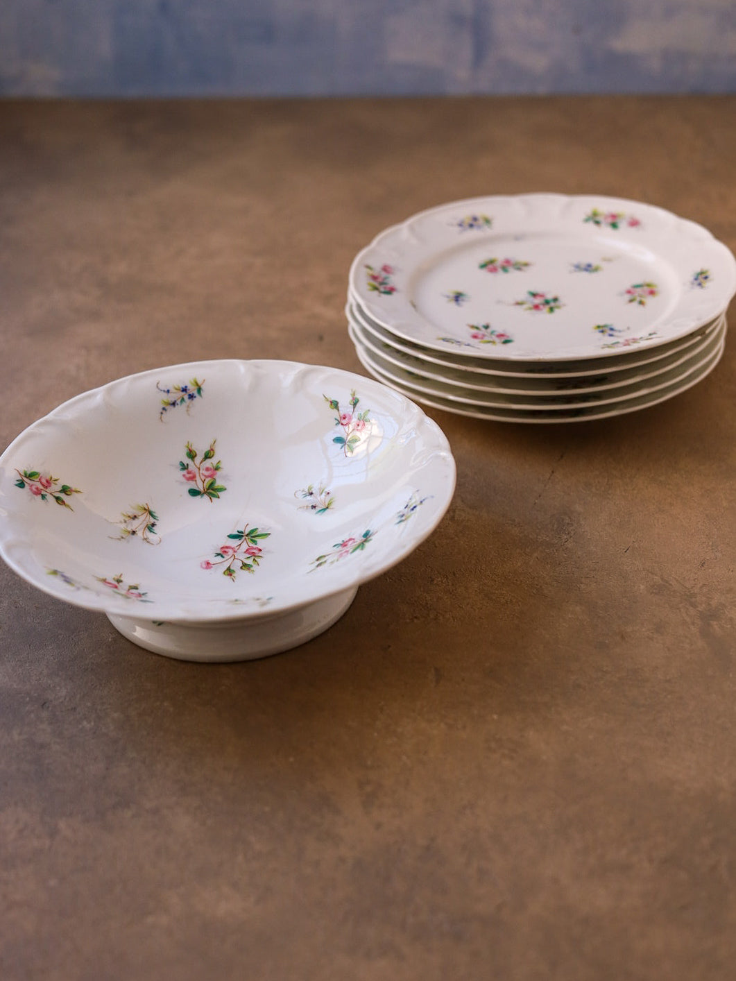 Set dolce piattini e alzatina in Porcellana Francese a Fiori Dipinti a Mano – Metà '800