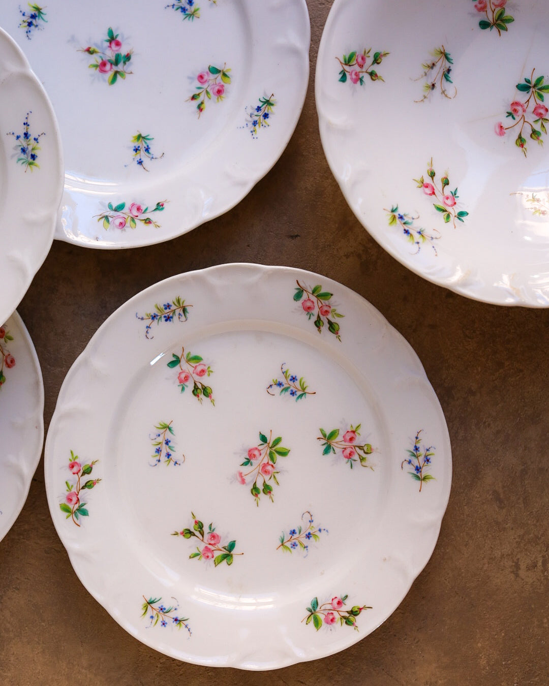Set dolce piattini e alzatina in Porcellana Francese a Fiori Dipinti a Mano – Metà '800