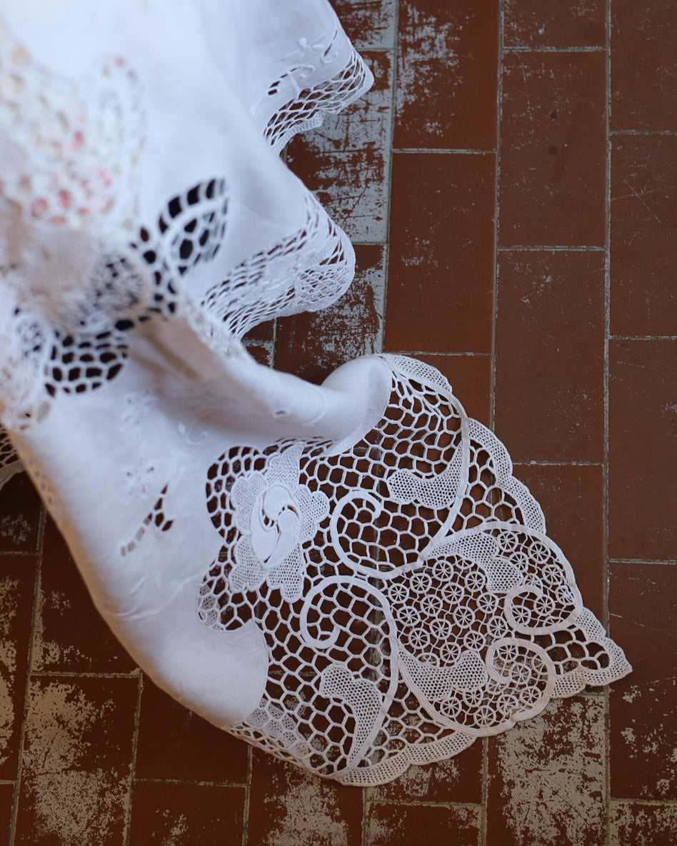 Copriletto in Lino con Pizzo di Burano fiore centrale – Anni '40