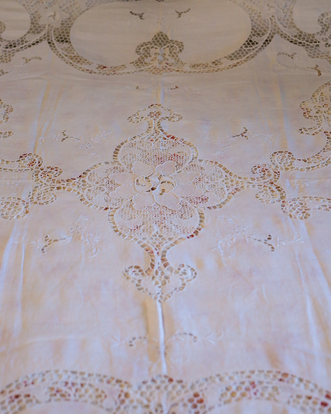 Copriletto in Lino con Pizzo di Burano fiore centrale – Anni '40