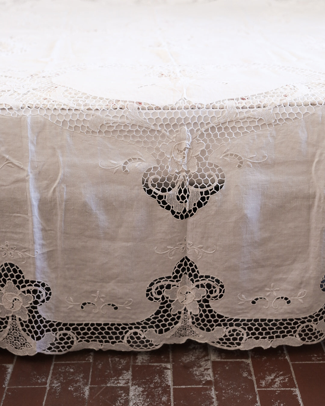 Copriletto in Lino con Pizzo di Burano fiore centrale – Anni '40