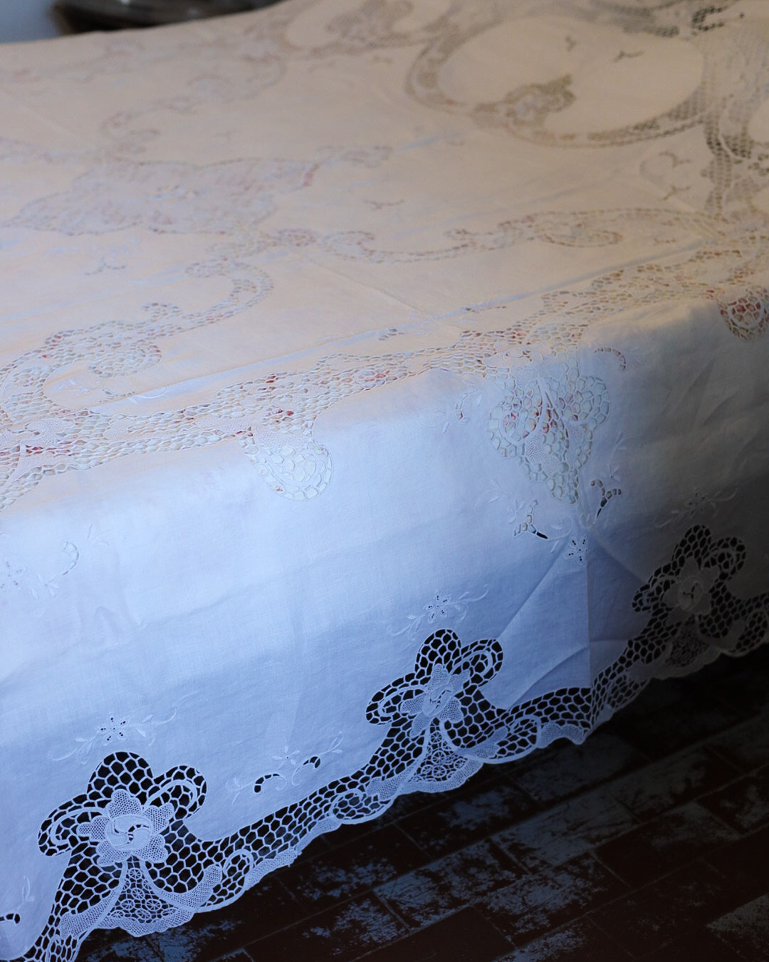 Copriletto in Lino con Pizzo di Burano fiore centrale – Anni '40