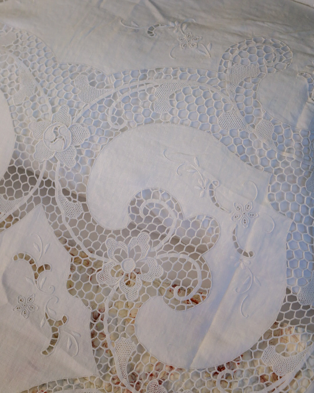 Copriletto in Lino con Pizzo di Burano fiore centrale – Anni '40