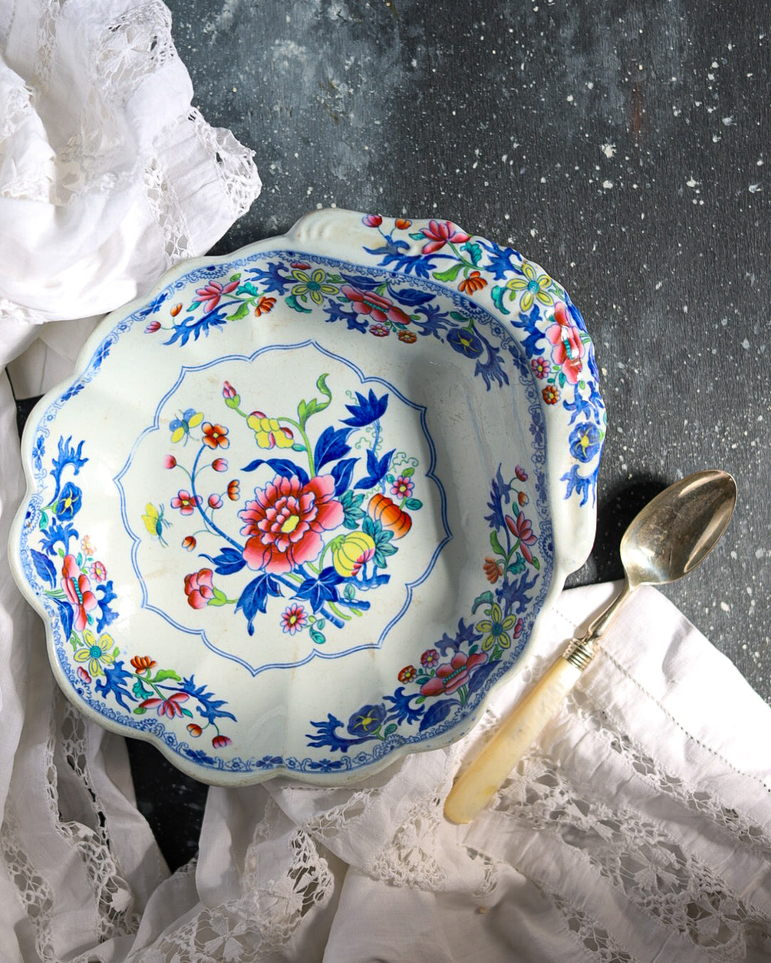 Antico vassoio portadolci inglese dipinto decoro chinoiserie toni del blu