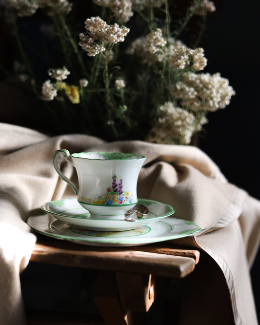 Trio da tè inglese con paesaggio verde