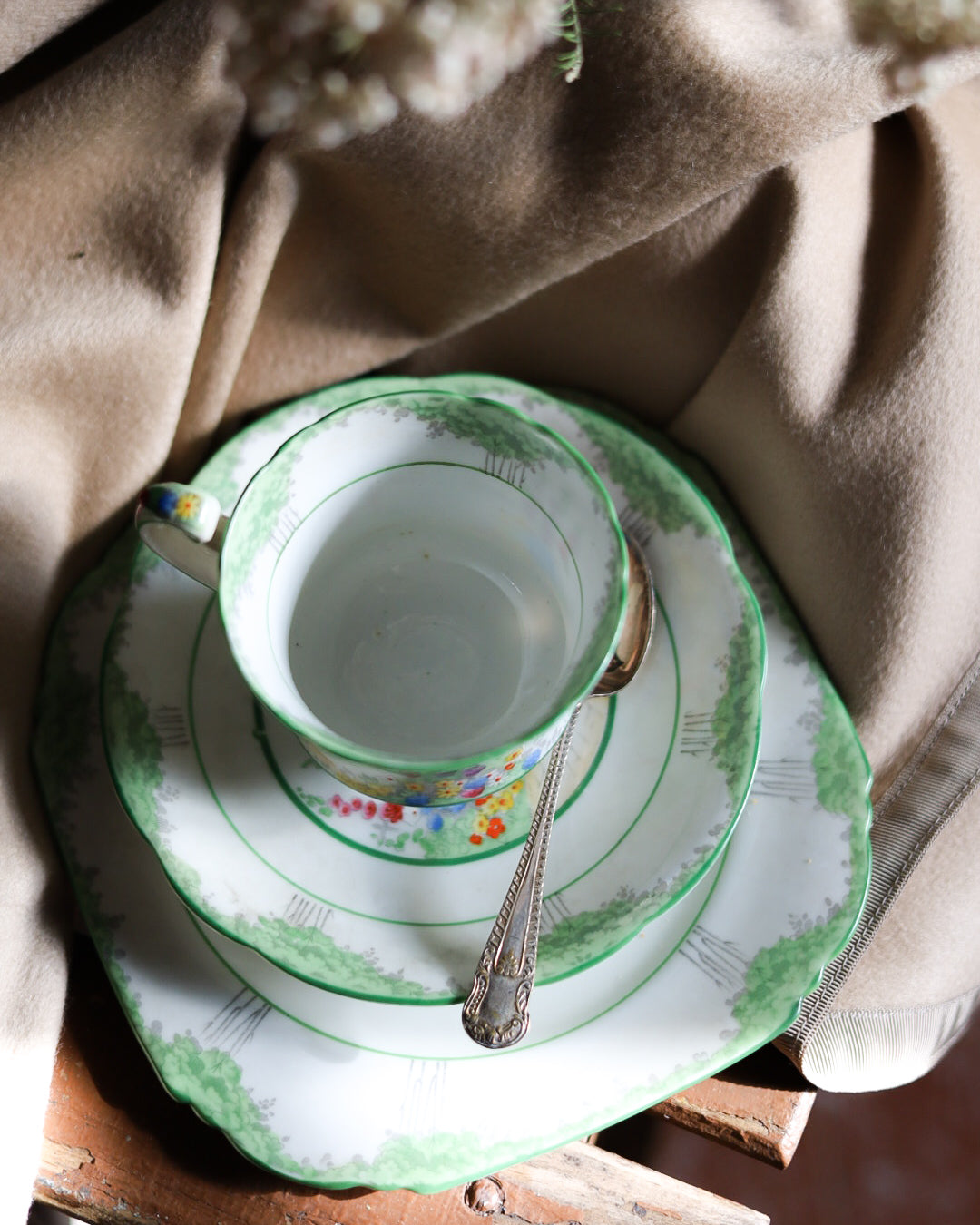 Trio da tè inglese con paesaggio verde