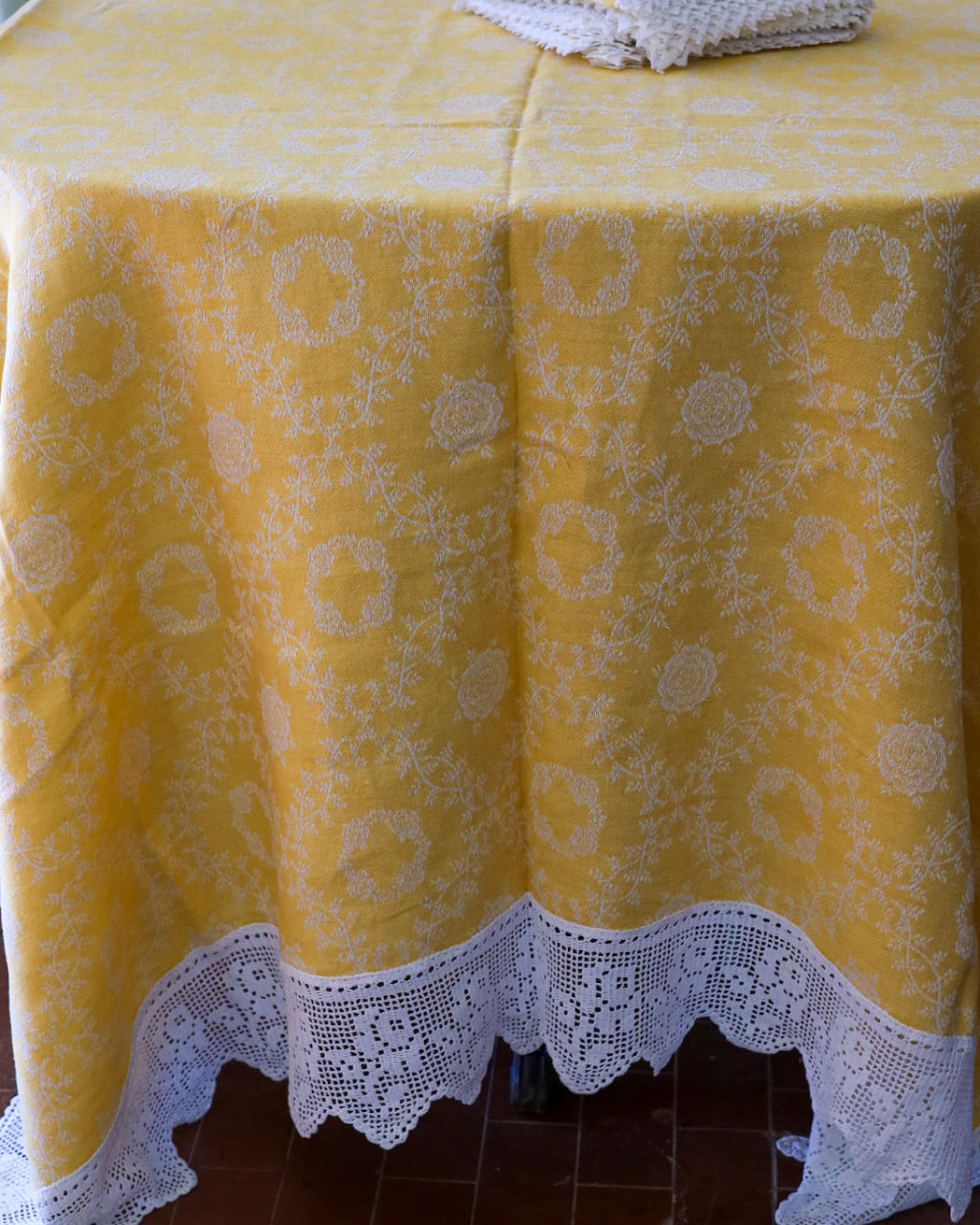 Tovaglia fuori misura jacquard giallo con bordo uncinetto