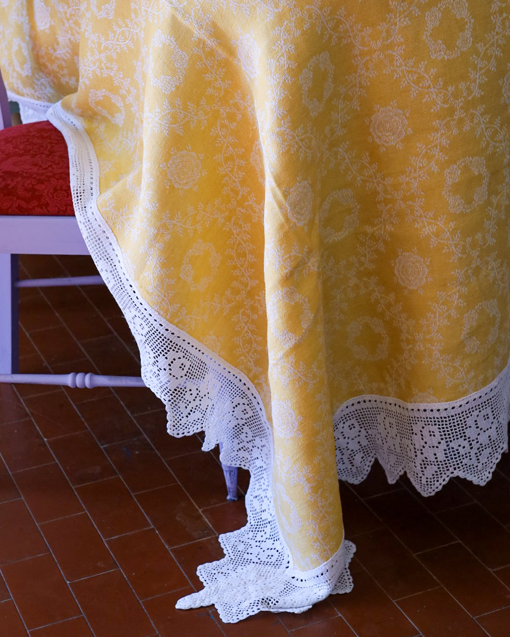 Tovaglia fuori misura jacquard giallo con bordo uncinetto