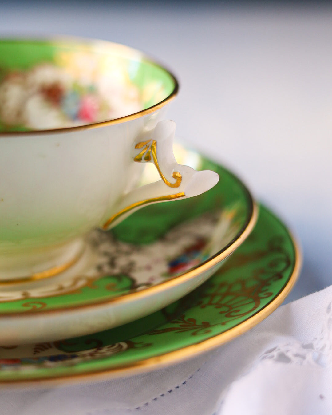 Trio da tè porcellana  inglese con verde con fiori