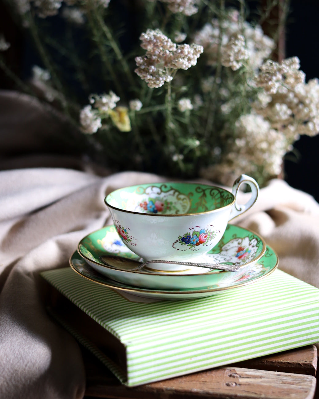 Trio da tè porcellana  inglese con verde con fiori