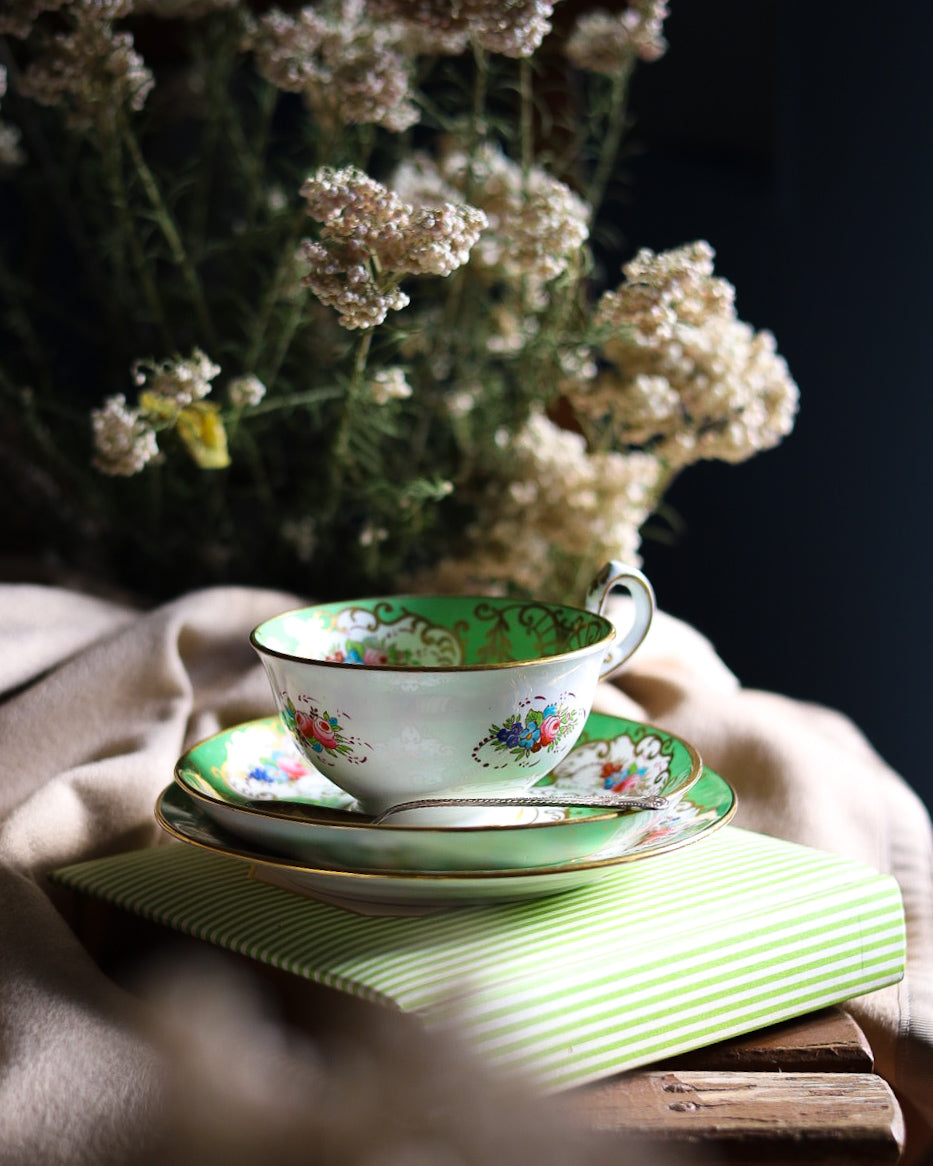 Trio da tè porcellana  inglese con verde con fiori