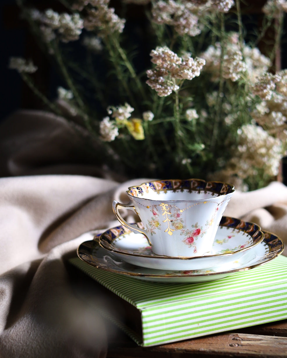 Trio da tè in porcellana inglese a fiore