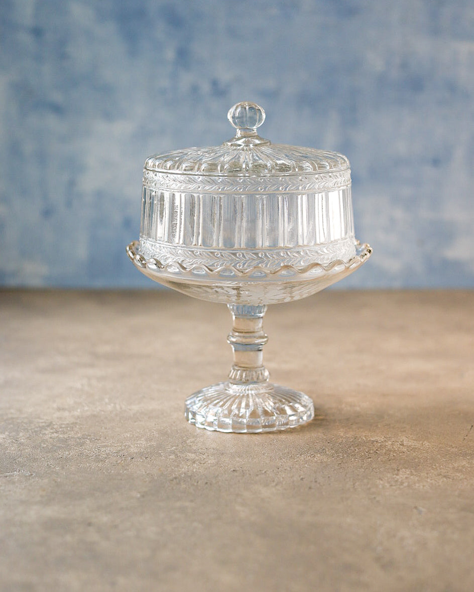 Set di due pezzi: alzatina con cloche in vetro pressato, Francia, primi '900