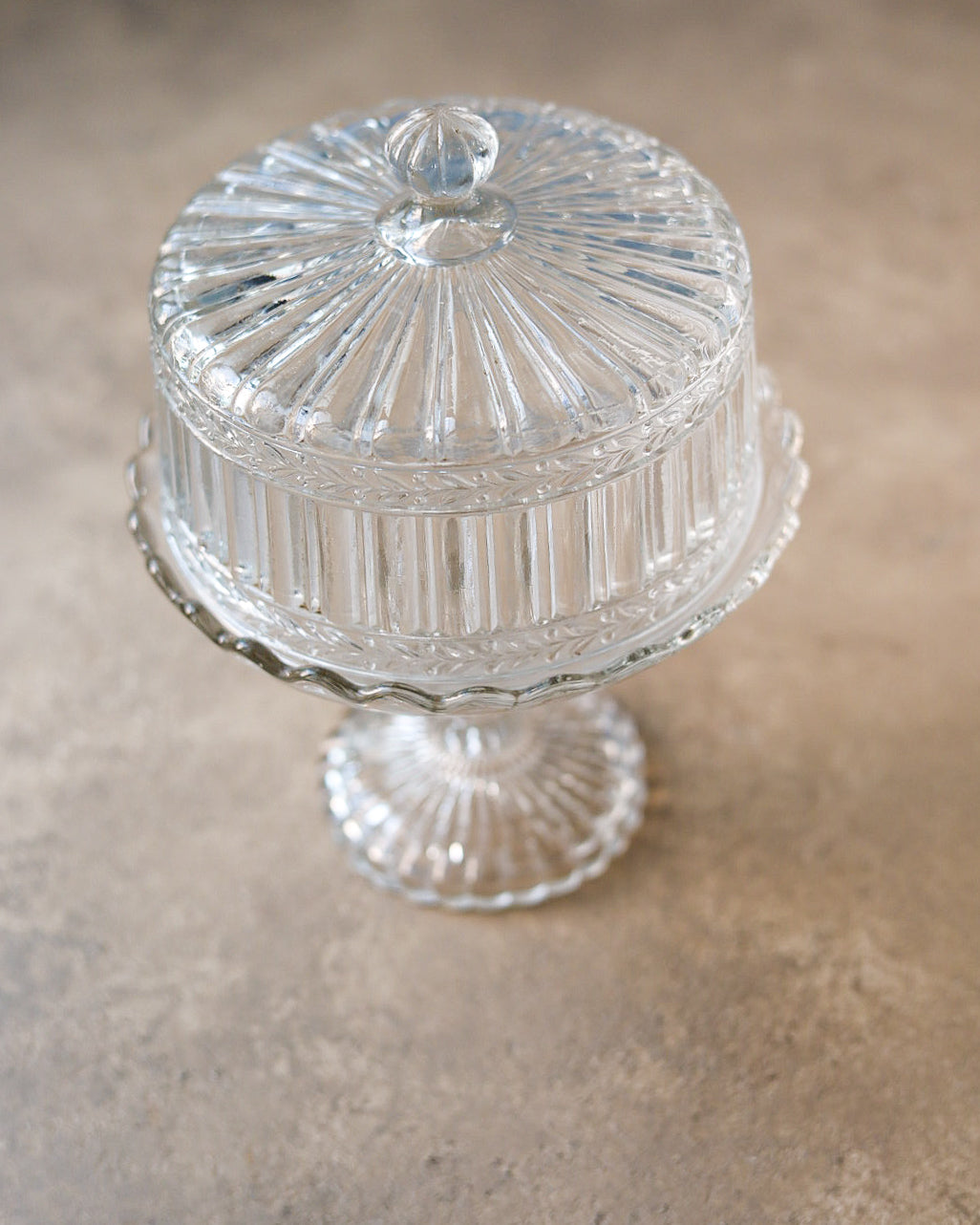 Set di due pezzi: alzatina con cloche in vetro pressato, Francia, primi '900