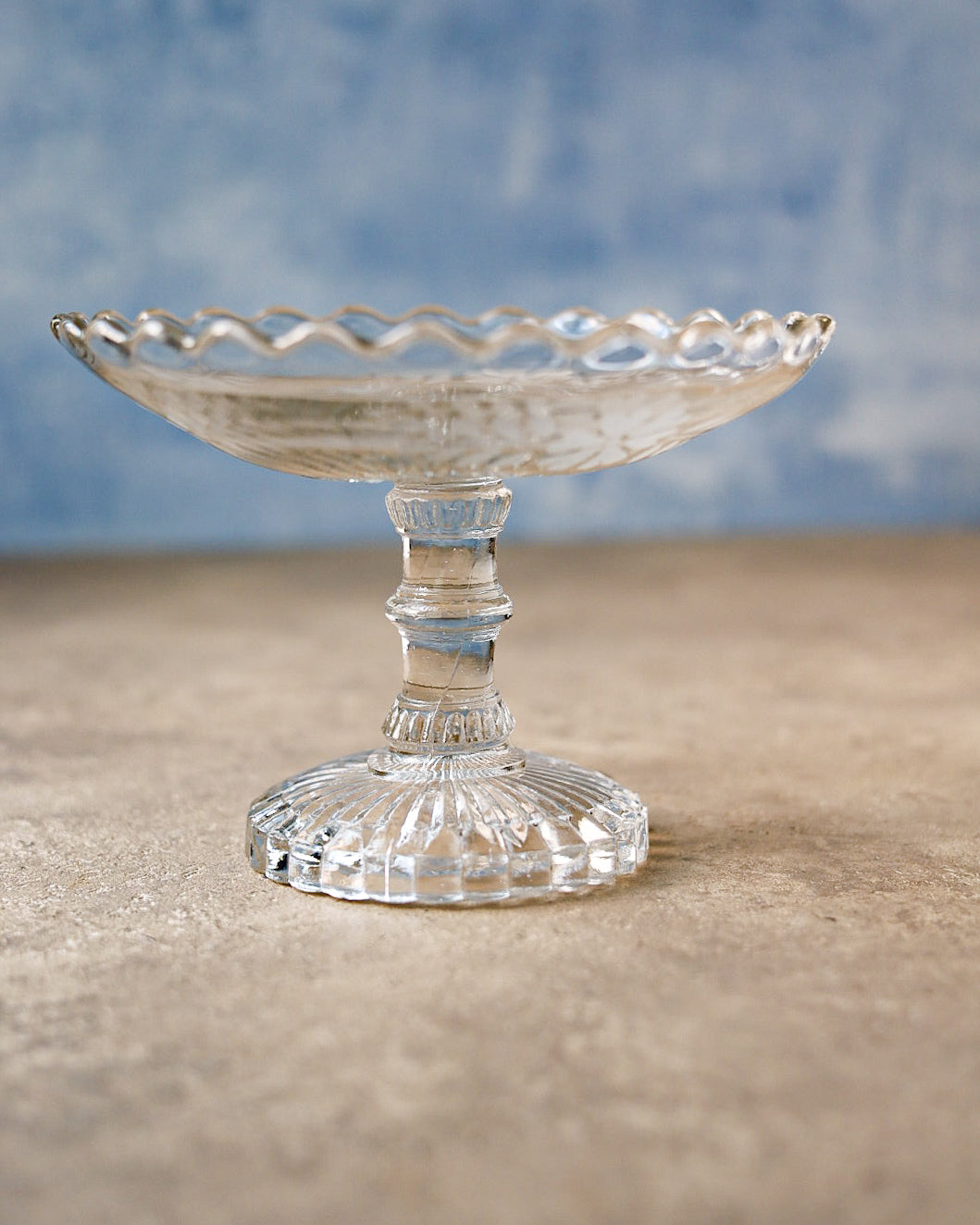 Set di due pezzi: alzatina con cloche in vetro pressato, Francia, primi '900