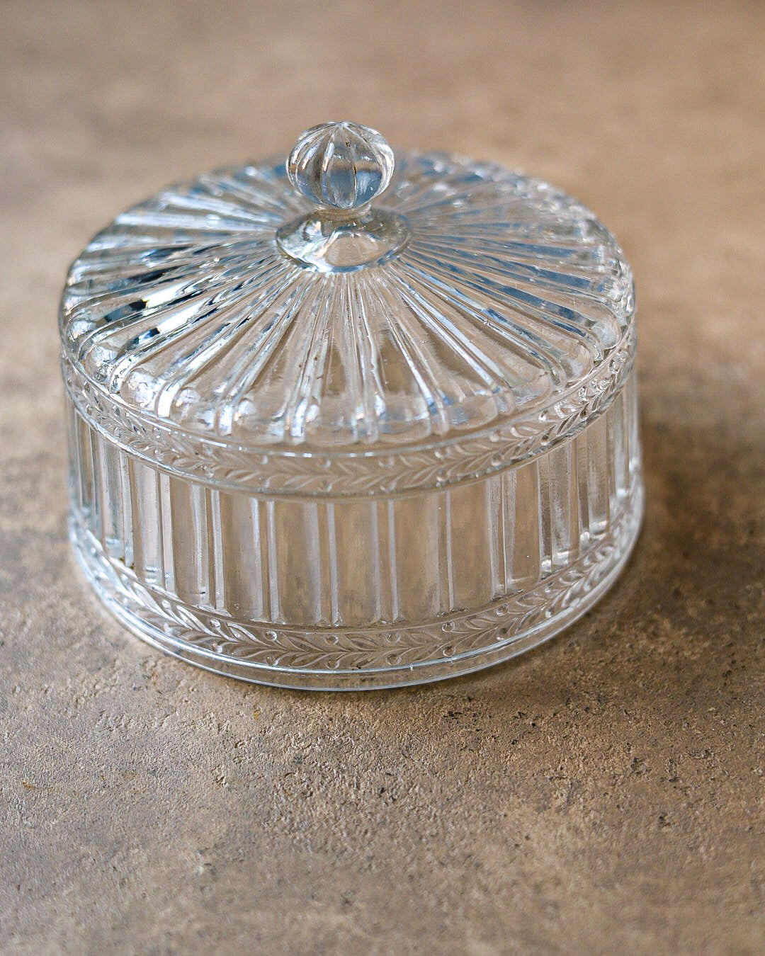 Set di due pezzi: alzatina con cloche in vetro pressato, Francia, primi '900