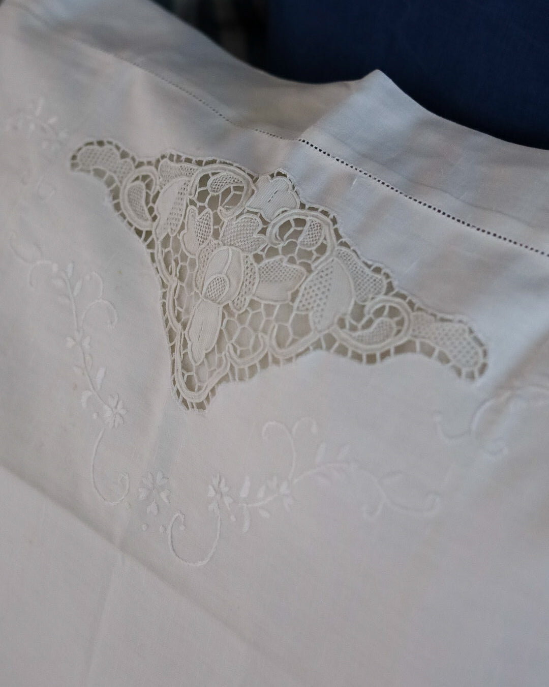 Lenzuolo matrimoniale in lino con inserti in pizzo di burano