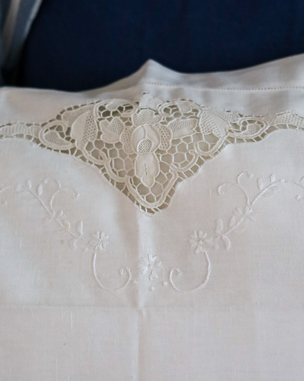 Lenzuolo matrimoniale in lino con inserti in pizzo di burano