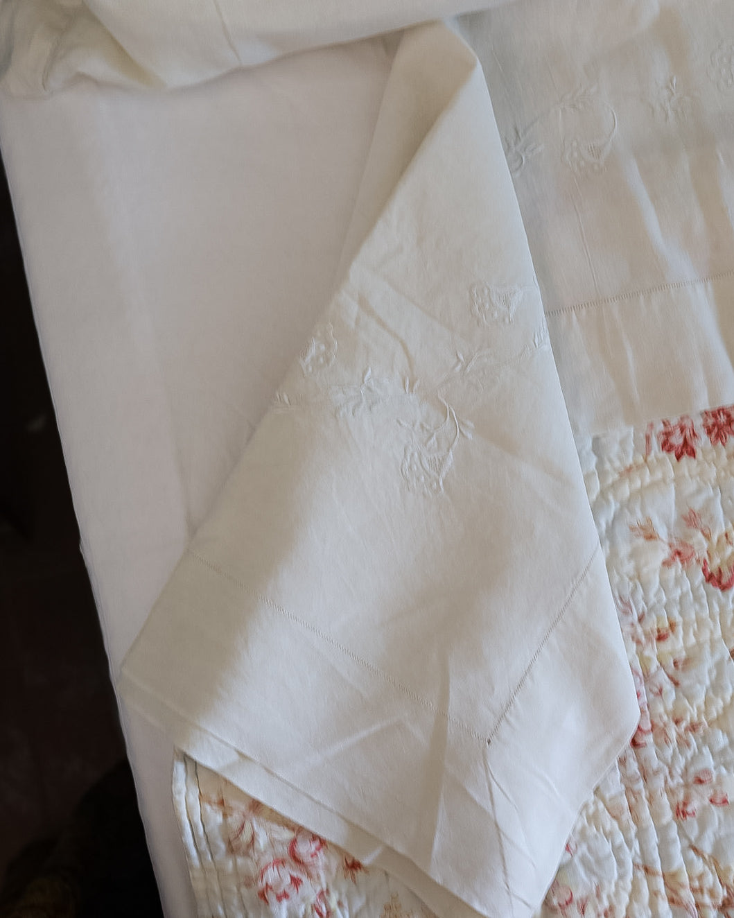 Lenzuolo matrimoniale in lino ricamato a mano con due federe, primi '900 – Set di tre pezzi, mai usato