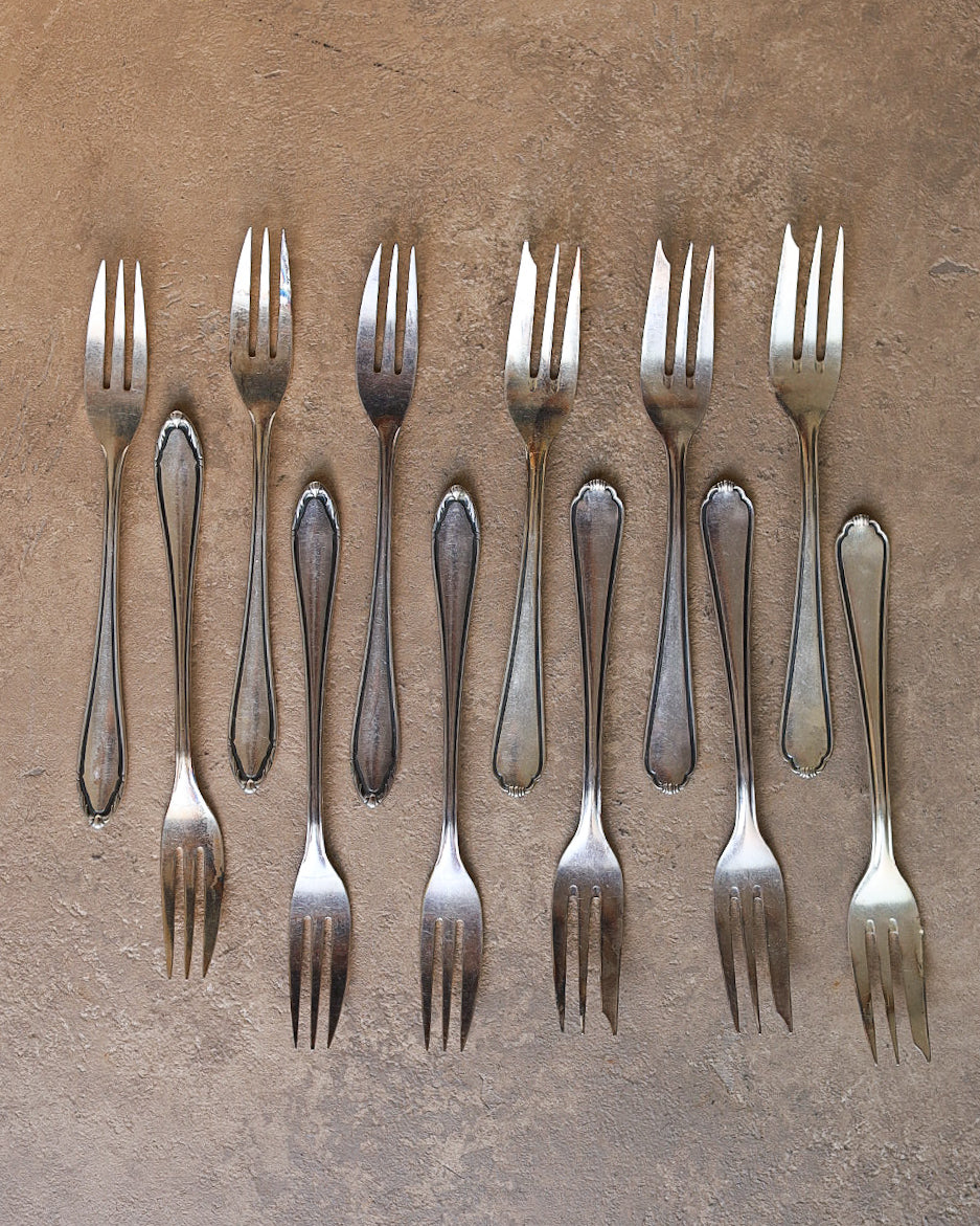 Set di 12 forchettine da dolce mix and match in metallo argentato, Francia, primi '900, con astuccio