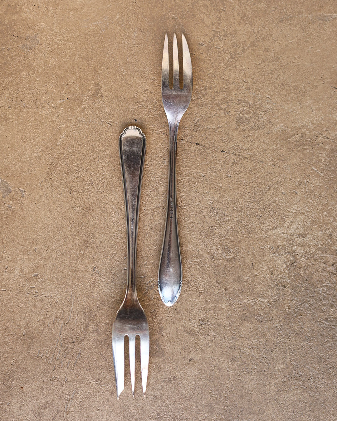 Set di 12 forchettine da dolce mix and match in metallo argentato, Francia, primi '900, con astuccio