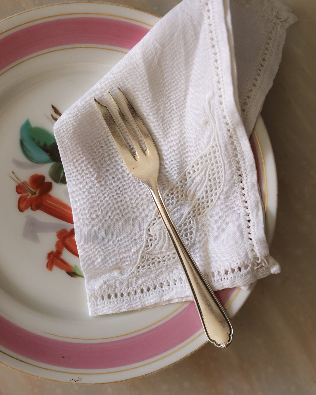 Set di 12 forchettine da dolce mix and match in metallo argentato, Francia, primi '900, con astuccio