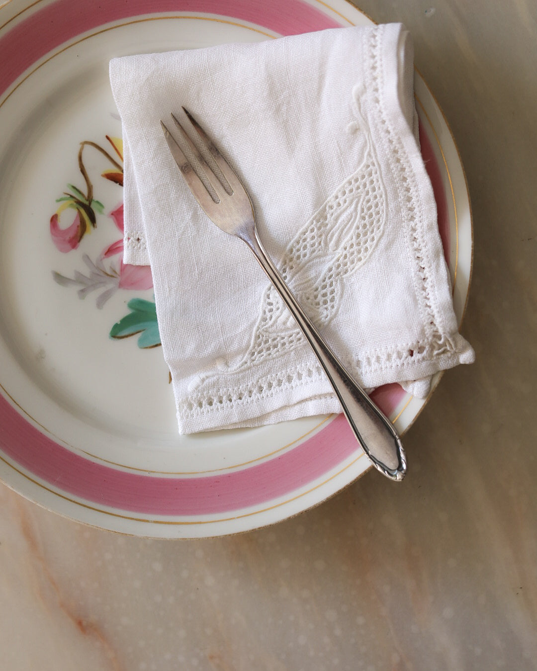 Set di 12 forchettine da dolce mix and match in metallo argentato, Francia, primi '900, con astuccio