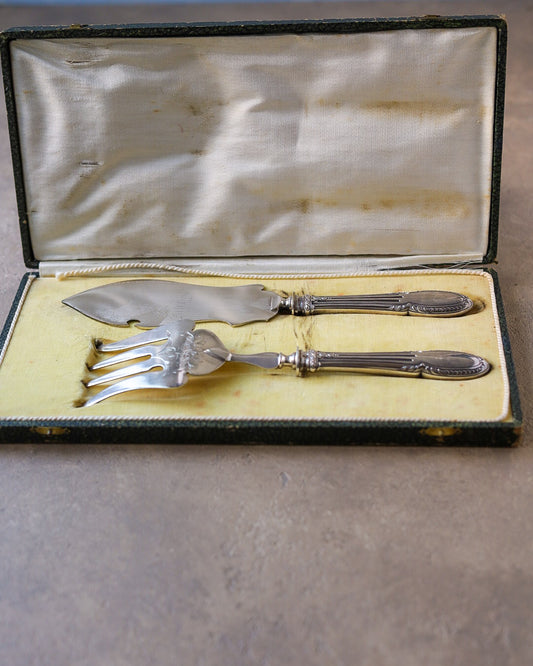 Servizio da pesce in metallo argentato inciso, Art Nouveau, primi '900, con astuccio originale – Set di 2 pezzi