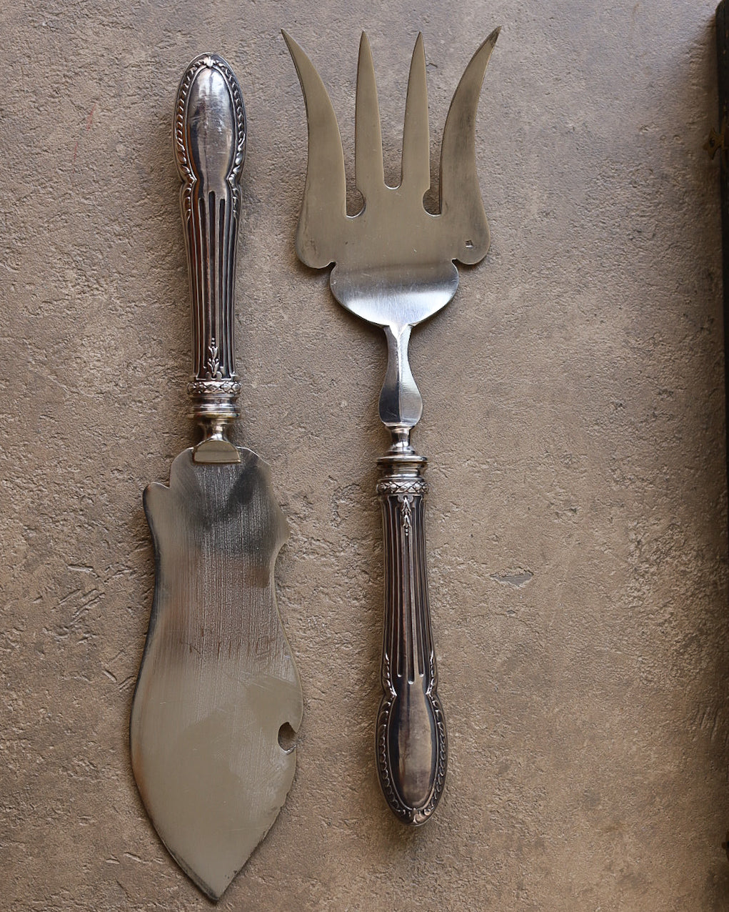 Servizio da pesce in metallo argentato inciso, Art Nouveau, primi '900, con astuccio originale – Set di 2 pezzi