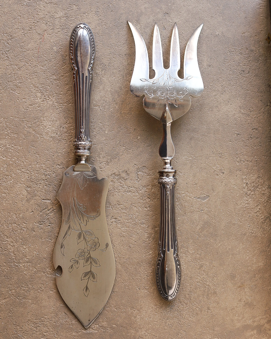 Servizio da pesce in metallo argentato inciso, Art Nouveau, primi '900, con astuccio originale – Set di 2 pezzi