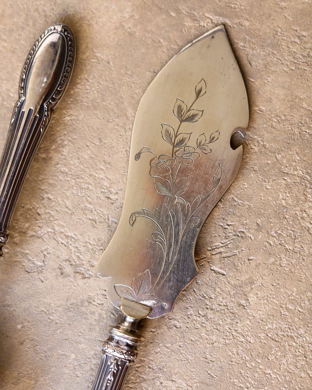 Servizio da pesce in metallo argentato inciso, Art Nouveau, primi '900, con astuccio originale – Set di 2 pezzi