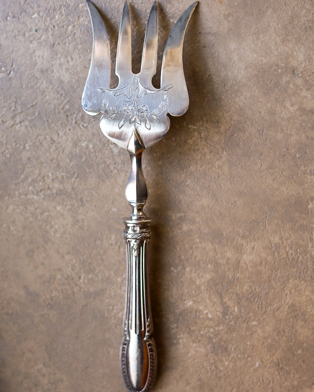 Servizio da pesce in metallo argentato inciso, Art Nouveau, primi '900, con astuccio originale – Set di 2 pezzi