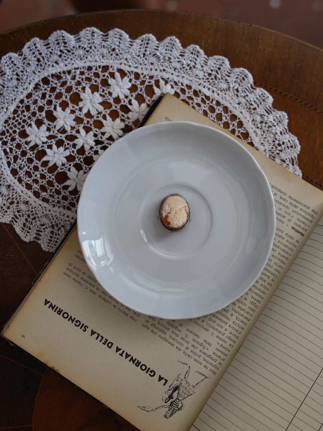 Cammeo in Conchiglia Scolpita a Mano — Montatura in Argento — Anni '30-'50
