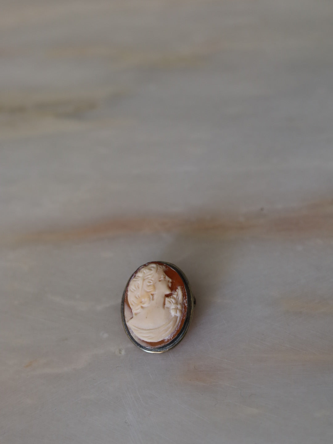 Cammeo in Conchiglia Scolpita a Mano — Montatura in Argento — Anni '30-'50
