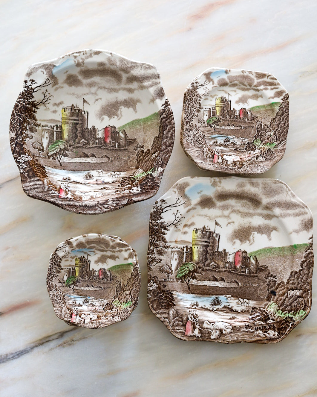 Servizio da dolce Johnson Brothers "Castle Story" in ironstone inglese, anni '50-'60 – 14 pezzi