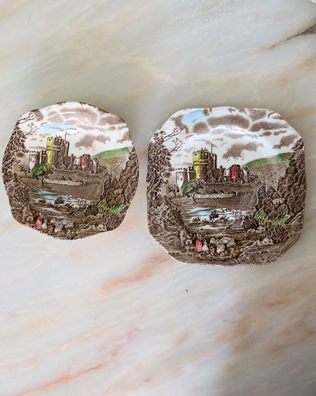 Servizio da dolce Johnson Brothers "Castle Story" in ironstone inglese, anni '50-'60 – 14 pezzi
