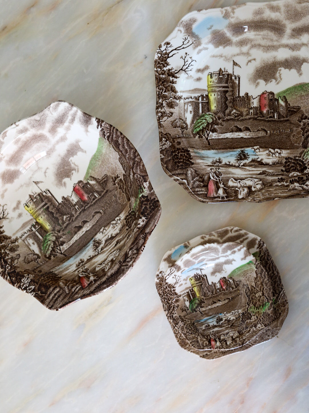 Servizio da dolce Johnson Brothers "Castle Story" in ironstone inglese, anni '50-'60 – 14 pezzi