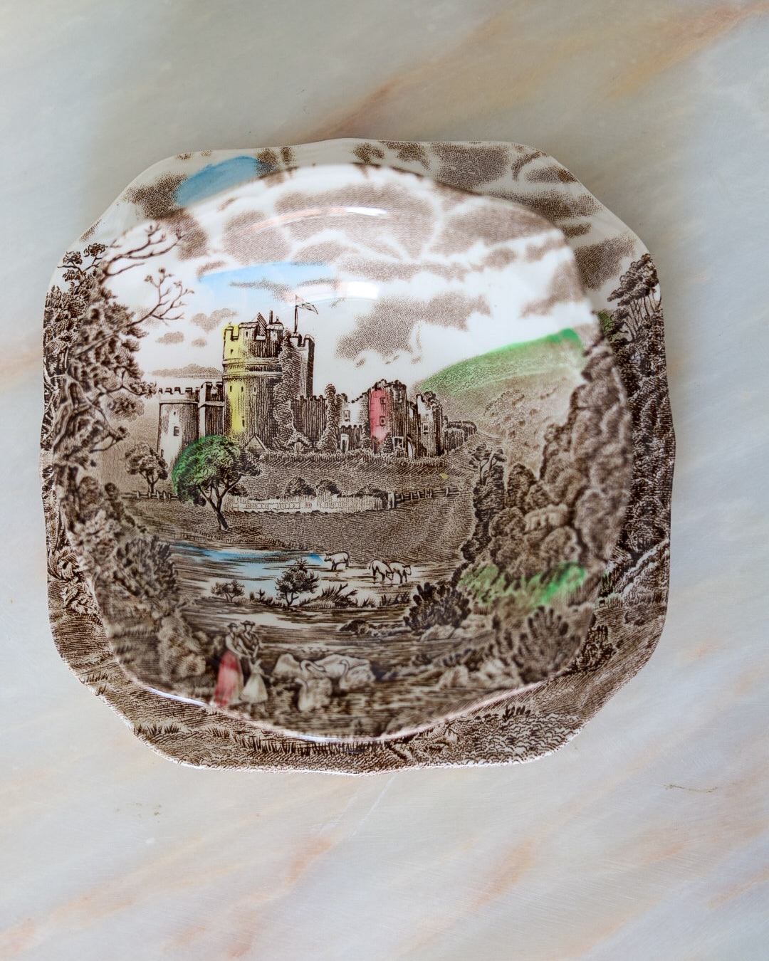 Servizio da dolce Johnson Brothers "Castle Story" in ironstone inglese, anni '50-'60 – 14 pezzi
