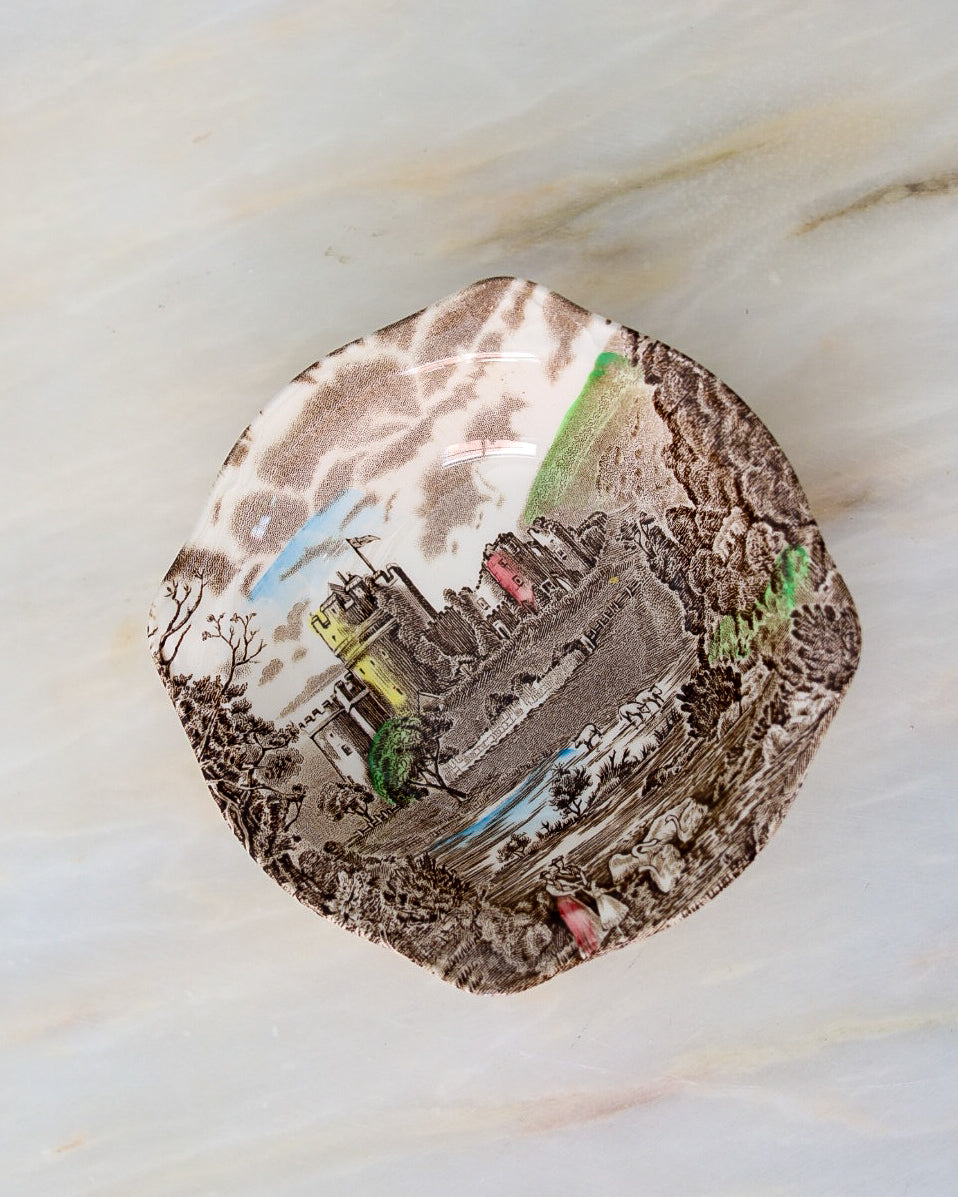 Servizio da dolce Johnson Brothers "Castle Story" in ironstone inglese, anni '50-'60 – 14 pezzi