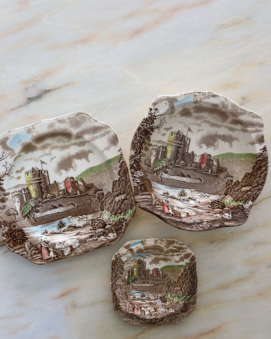Servizio da dolce Johnson Brothers "Castle Story" in ironstone inglese, anni '50-'60 – 14 pezzi