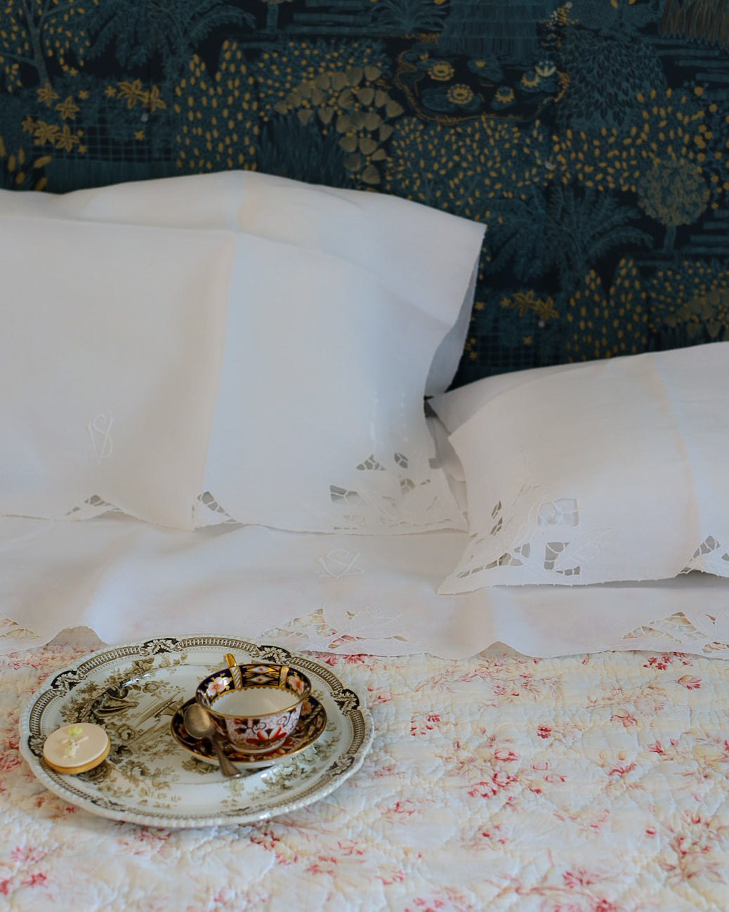 Lenzuolo matrimoniale in lino con ricamo a intaglio e monogramma VS, fine '800, con due copricuscini – Set di tre pezzi