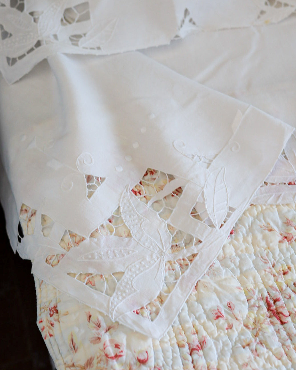 Lenzuolo matrimoniale in lino con ricamo a intaglio e monogramma VS, fine '800, con due copricuscini – Set di tre pezzi